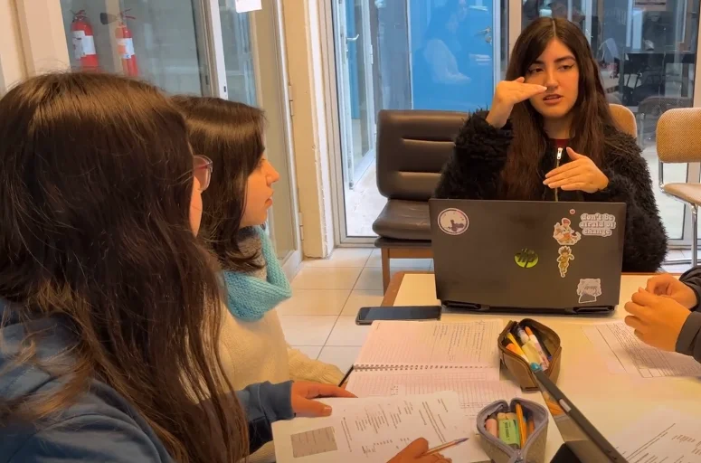 Mujeres charlando sobre estudiar auditoría
