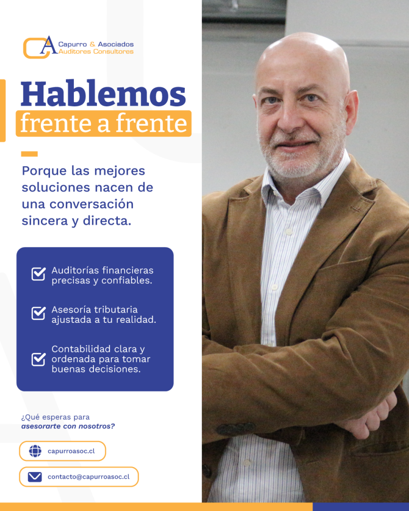 Publicidad de Capurro & Asociados Auditores Consultores. El texto principal, "Conversemos mirándonos a los ojos", está sobre un fondo degradado de amarillo y naranja. A la izquierda, hay un listado de servicios con iconos de marca de verificación: "Auditorías financieras precisas y confiables", "Asesoría tributaria ajustada a tu realidad" y "Contabilidad clara y ordenada para tomar buenas decisiones". En la esquina inferior izquierda se lee: "¿Qué esperas para asesorarte con nosotros?". Se proporcionan un sitio web, capurroasoc.cl, y un correo electrónico, contacto@capurroasoc.cl. La mitad derecha de la imagen muestra el primer plano de un hombre calvo, de unos 50 o 60 años, con barba corta y canosa, vestido con una camisa a rayas y un blazer marrón, mirando directamente a la cámara.